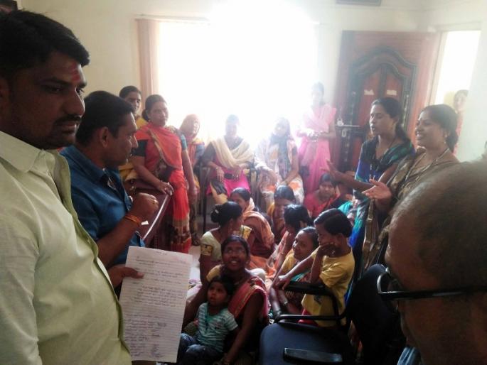 Women's Front at Vadgaon Gram Panchayat | वडगाव ग्रा.पं.वर महिलांचा मोर्चा  Women's Front at Vadgaon Gram Panchayat | वडगाव ग्रा.पं.वर महिलांचा मोर्चा