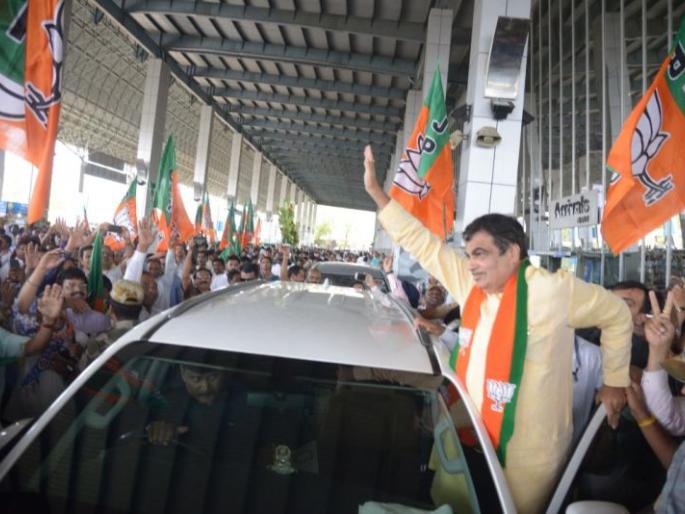 Welcome to Nitin Gadkari at the Nagpur airport | नितीन गडकरी यांचे नागपूर विमानतळावर हर्षोल्हासात स्वागत Welcome to Nitin Gadkari at the Nagpur airport | नितीन गडकरी यांचे नागपूर विमानतळावर हर्षोल्हासात स्वागत