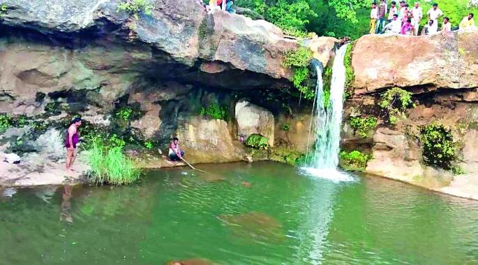 Three people died drowning in Amravati district | अमरावती जिल्ह्यात तिघांचा डोहात बुडून मृत्यू Three people died drowning in Amravati district | अमरावती जिल्ह्यात तिघांचा डोहात बुडून मृत्यू