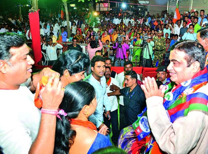 Possession to slum dwellers within six months | झोपडपट्टीवासीयांना सहा महिन्याच्या आत पट्टेवाटप Possession to slum dwellers within six months | झोपडपट्टीवासीयांना सहा महिन्याच्या आत पट्टेवाटप