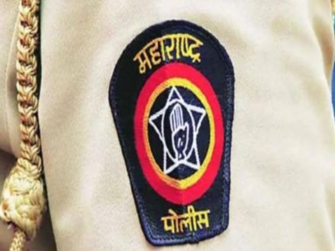 pune crime two policemen suspended for threatening and demanding money from a youth | तरुणाला धमकावून पैसे मागणारे दोन पोलिस निलंबित