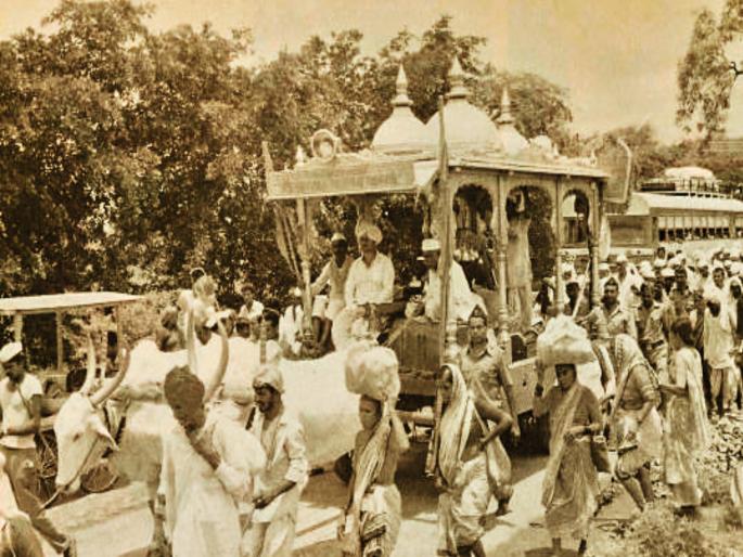 Ashadhi Wari 2025 Initially, bullock carts accompanied by wari, after 1985, tractors, trucks | Ashadhi Wari 2025 : सुरुवातीला वारीसोबत बैलगाड्या, १९८५ नंतर टॅक्टर, ट्रक Ashadhi Wari 2025 Initially, bullock carts accompanied by wari, after 1985, tractors, trucks | Ashadhi Wari 2025 : सुरुवातीला वारीसोबत बैलगाड्या, १९८५ नंतर टॅक्टर, ट्रक