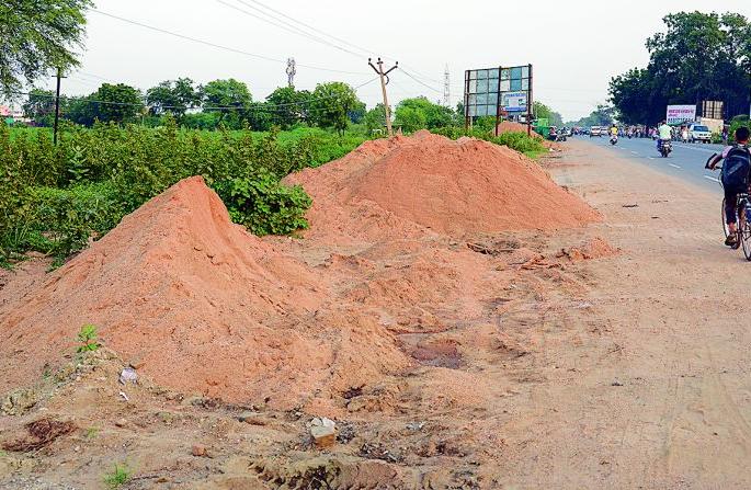 Officers involves in sand trafficking in Nagpur | नागपुरात रेती तस्करीत अधिकाऱ्यांची साथ