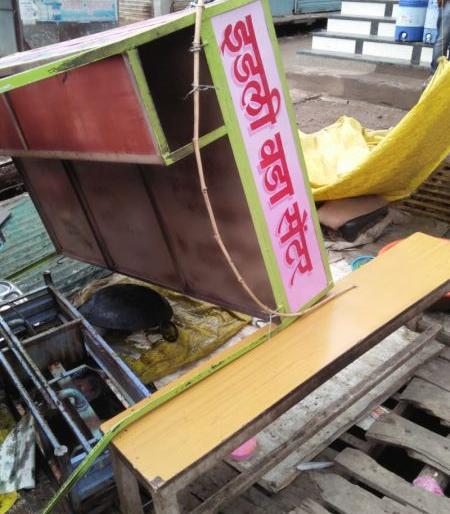 Stoning at shops at Umarkhed in Yavatmal district | यवतमाळ जिल्ह्यातील उमरखेड येथे दुकानांवर दगडफेक