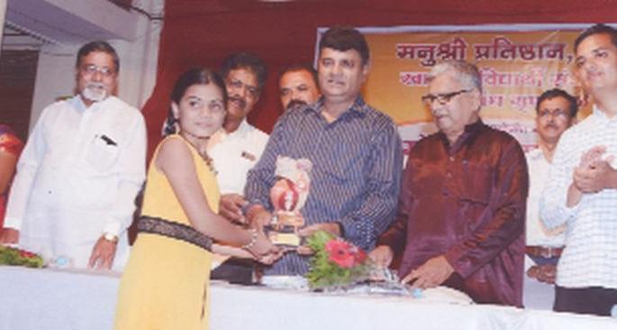 Distribution of free loans to 2 students | १८० विद्यार्थ्यांना मोफत वह्यांचे वाटप Distribution of free loans to 2 students | १८० विद्यार्थ्यांना मोफत वह्यांचे वाटप