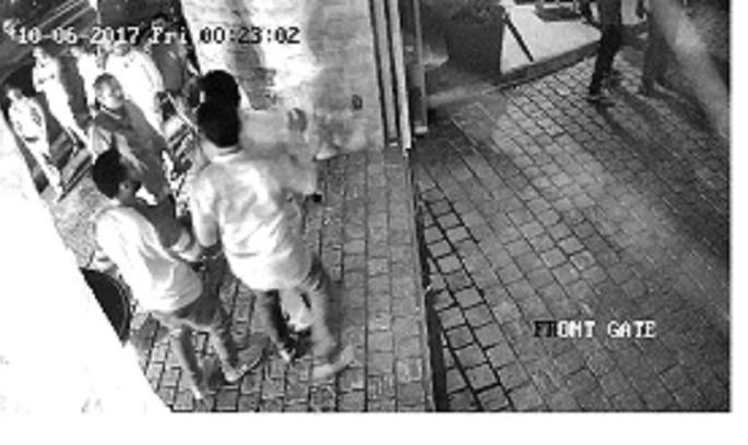 Khadi is chaotic ... khaki bloody! .... Satara kings struggle! | खादी चवताळली... खाकी रक्ताळली!....सातारा राजे संघर्ष ! Khadi is chaotic ... khaki bloody! .... Satara kings struggle! | खादी चवताळली... खाकी रक्ताळली!....सातारा राजे संघर्ष !