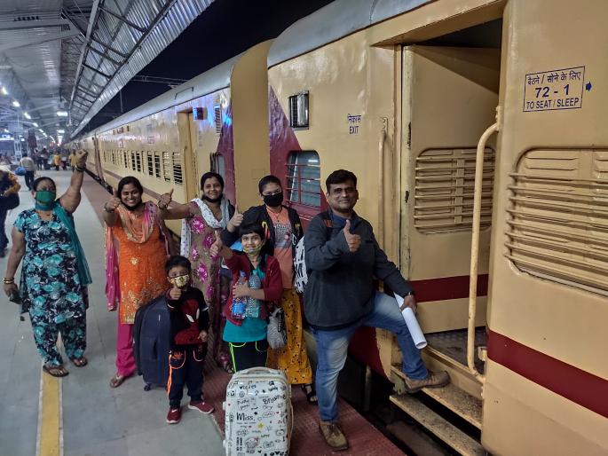 Nine hundred people traveled from Mahalakshmi on the first day | पहिल्याच दिवशी महालक्ष्मीमधून नऊशेजणांचा प्रवास Nine hundred people traveled from Mahalakshmi on the first day | पहिल्याच दिवशी महालक्ष्मीमधून नऊशेजणांचा प्रवास