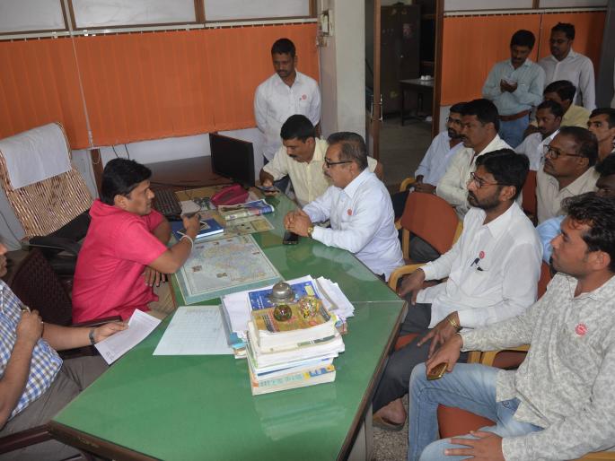 Gaikwad factory's 'FRP' till Tuesday, administration softens after 'Swabhimani' | गायकवाड कारखान्याची ‘एफआरपी’ मंगळवारपर्यंत, ‘स्वाभिमानी’च्या दणक्यानंतर प्रशासन नरमले Gaikwad factory's 'FRP' till Tuesday, administration softens after 'Swabhimani' | गायकवाड कारखान्याची ‘एफआरपी’ मंगळवारपर्यंत, ‘स्वाभिमानी’च्या दणक्यानंतर प्रशासन नरमले