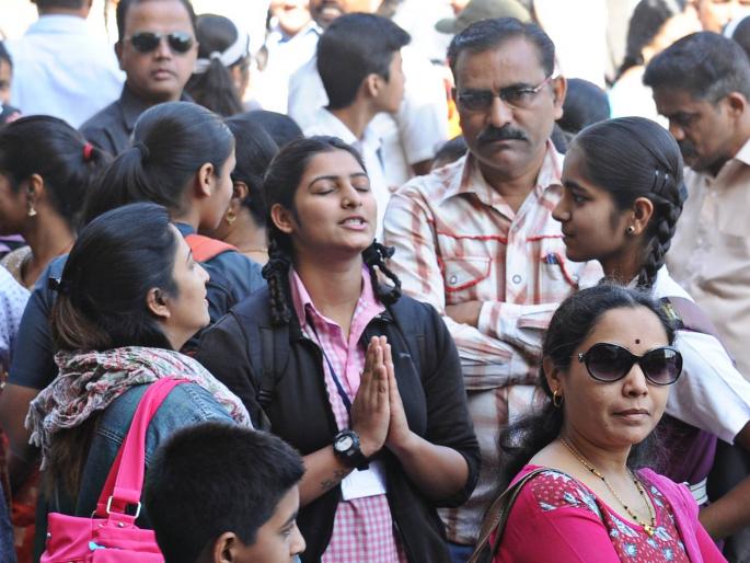 Tenth test starts in the new syllabus, Marathi paper begins with the exam | नव्या अभ्यासक्रमानुसार दहावीची परीक्षा सुरू, मराठी विषयाच्या पेपरने प्रारंभ Tenth test starts in the new syllabus, Marathi paper begins with the exam | नव्या अभ्यासक्रमानुसार दहावीची परीक्षा सुरू, मराठी विषयाच्या पेपरने प्रारंभ