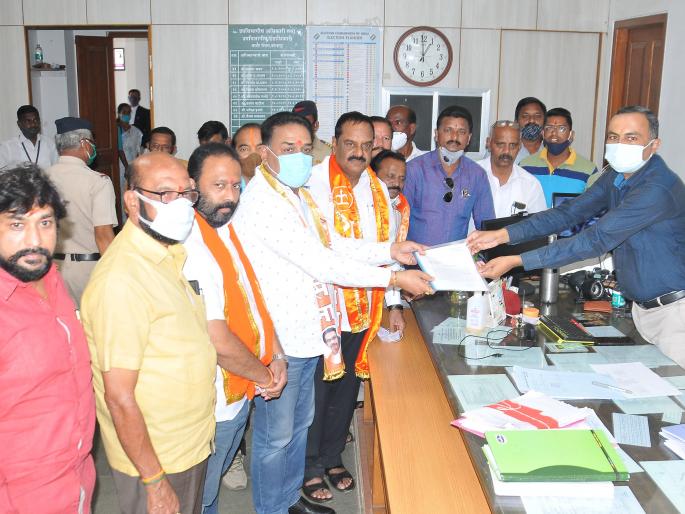 Karveer Prantadhikari Dhare from Shiv Sena for paying converted tax | रूपांतरित कर भरण्यावरून शिवसेनेकडून करवीर प्रांताधिकारी धारेवर Karveer Prantadhikari Dhare from Shiv Sena for paying converted tax | रूपांतरित कर भरण्यावरून शिवसेनेकडून करवीर प्रांताधिकारी धारेवर
