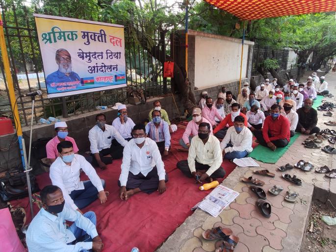 Chandoli and Warna project victims stand indefinitely in front of District Collector's office | चांदोली व वारणा प्रकल्पग्रस्तांचा जिल्हाधिकारी कार्यालयासमोर बेमुदत ठिय्या Chandoli and Warna project victims stand indefinitely in front of District Collector's office | चांदोली व वारणा प्रकल्पग्रस्तांचा जिल्हाधिकारी कार्यालयासमोर बेमुदत ठिय्या