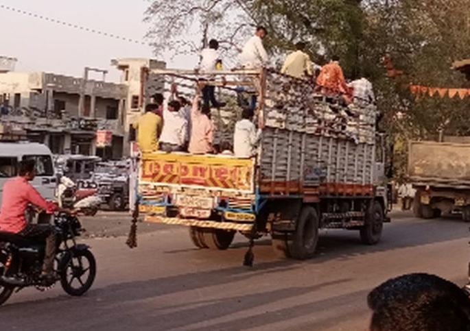 Fun on the road, not cheap | रस्त्यावर मस्ती, जान नही सस्ती
