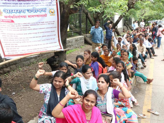 Fill vacant vacancies vacant posts: Metaphysical fasting in front of the District Collectorate | मूकबधिरांची रिक्त पदे त्वरित भरावीत : जिल्हाधिकारी कार्यालयासमोर लाक्षणिक उपोषण Fill vacant vacancies vacant posts: Metaphysical fasting in front of the District Collectorate | मूकबधिरांची रिक्त पदे त्वरित भरावीत : जिल्हाधिकारी कार्यालयासमोर लाक्षणिक उपोषण