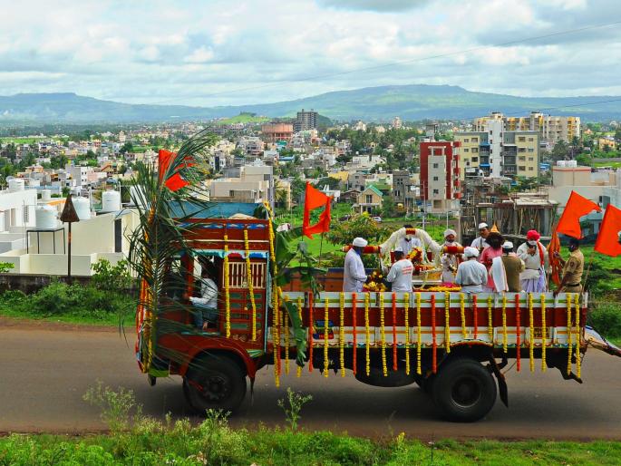 Ashadi Dindi Palkhi leaves Kolhapur for Pratipandharpur Nandwal | माऊलींची स्वारी थेट ट्रकातून, कोल्हापूरहुन प्रतिपंढरपूर नंदवाळकडे रवाना