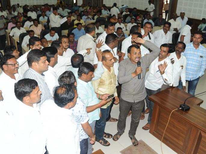 Kolhapur: The meeting of the Authority was sacked by the Sarpanchs, the anger of the Guardian Minister was frightened | कोल्हापूर : प्राधिकरणची बैठक सरपंचांनी उधळली, पालकमंत्र्यांच्या अनुपस्थितीने संताप Kolhapur: The meeting of the Authority was sacked by the Sarpanchs, the anger of the Guardian Minister was frightened | कोल्हापूर : प्राधिकरणची बैठक सरपंचांनी उधळली, पालकमंत्र्यांच्या अनुपस्थितीने संताप