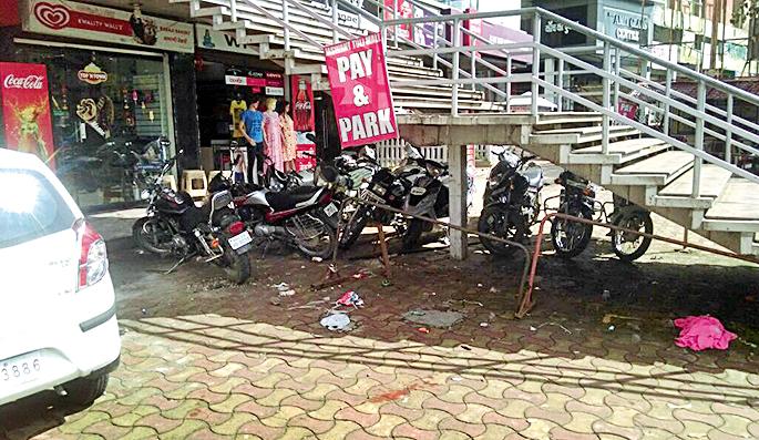 Illegal recovery of parking charges from the mall | मॉलकडून पार्किंग शुल्काची अवैध वसुली Illegal recovery of parking charges from the mall | मॉलकडून पार्किंग शुल्काची अवैध वसुली