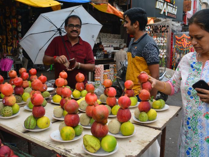 Fruits are expensive, vegetable prices are high | फळे महागली, भाज्यांचे दर आवाक्यात Fruits are expensive, vegetable prices are high | फळे महागली, भाज्यांचे दर आवाक्यात