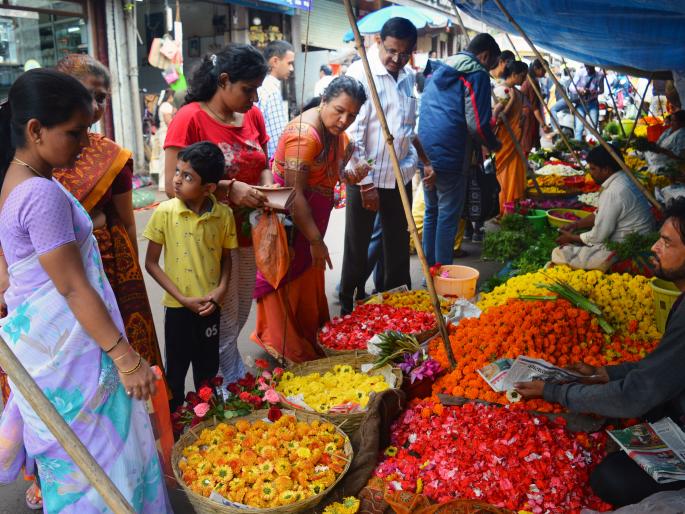 Zendu 100, Shewanti 100 rupees kg, flower market fast: crowd to buy | झेंडू २00, शेवंती ३00 रुपये किलो, फूल बाजार तेजीत : खरेदीसाठी गर्दी Zendu 100, Shewanti 100 rupees kg, flower market fast: crowd to buy | झेंडू २00, शेवंती ३00 रुपये किलो, फूल बाजार तेजीत : खरेदीसाठी गर्दी
