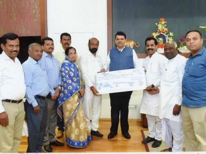 Kolhapur: Rs 25 lakh funding from temple, donation of money to chief ministers | कोल्हापूर : देवस्थानतर्फे २५ लाख रुपये साहाय्यता निधी, मुख्यमंत्र्यांकडे रक्कम सुपूर्द Kolhapur: Rs 25 lakh funding from temple, donation of money to chief ministers | कोल्हापूर : देवस्थानतर्फे २५ लाख रुपये साहाय्यता निधी, मुख्यमंत्र्यांकडे रक्कम सुपूर्द