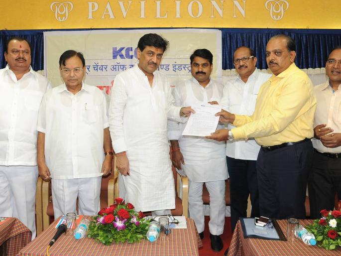 Like Gujarat's merchants, now landed on the road, Ashok Chavan appealed; Interaction with business-entrepreneurs | गुजरातमधील व्यापाऱ्यांप्रमाणे आता रस्त्यावर उतरा, अशोक चव्हाण यांचे आवाहन; व्यापारी-उद्योजकांशी साधला संवाद Like Gujarat's merchants, now landed on the road, Ashok Chavan appealed; Interaction with business-entrepreneurs | गुजरातमधील व्यापाऱ्यांप्रमाणे आता रस्त्यावर उतरा, अशोक चव्हाण यांचे आवाहन; व्यापारी-उद्योजकांशी साधला संवाद