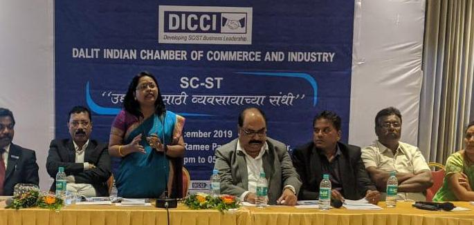 Emphasize being financially viable: border blanket | आर्थिकदृष्ट्या सक्षम होण्यावर भर द्या: सीमा कांबळे
