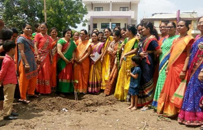 Vatsavitri Purnima celebrated by planting a tree | वडाचे झाड लावून साजरी केली वटसावित्री पौर्णिमा Vatsavitri Purnima celebrated by planting a tree | वडाचे झाड लावून साजरी केली वटसावित्री पौर्णिमा
