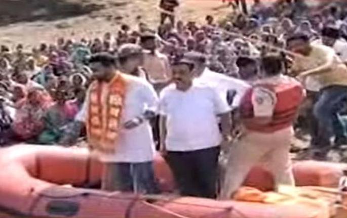 kolhapur flood affected women protest in panchaganga river infront of mp dhairyasheel mane | खासदारांसमोरच आंदोलक महिलांच्या नदीत उड्या; सर्वांचीच उडाली तारांबळ!
