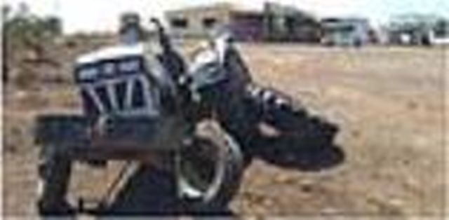 Four persons were injured in an accident at Wadalibhoi Shivara | वडाळीभोई शिवारात अपघातात चार जण जखमी Four persons were injured in an accident at Wadalibhoi Shivara | वडाळीभोई शिवारात अपघातात चार जण जखमी