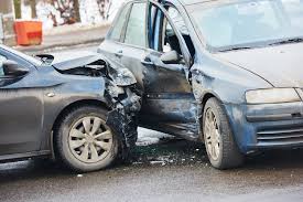 A series of accidents without a divider | दुभाजक नसल्याने अपघातांची मालिका A series of accidents without a divider | दुभाजक नसल्याने अपघातांची मालिका