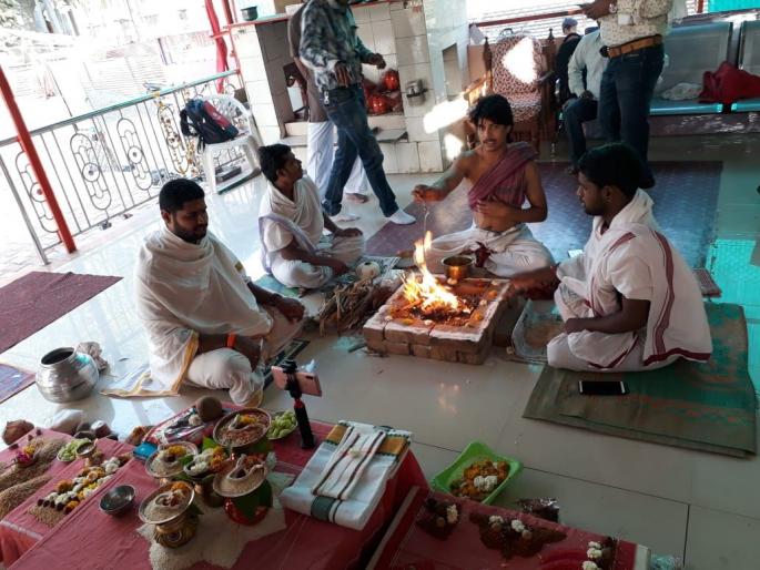 couple in London perform online worship of Renuka Devi in Akola | लंडनधील दाम्पत्याने केली अकोल्यातील रेणुका देवीची आॅनलाइन पूजा! couple in London perform online worship of Renuka Devi in Akola | लंडनधील दाम्पत्याने केली अकोल्यातील रेणुका देवीची आॅनलाइन पूजा!