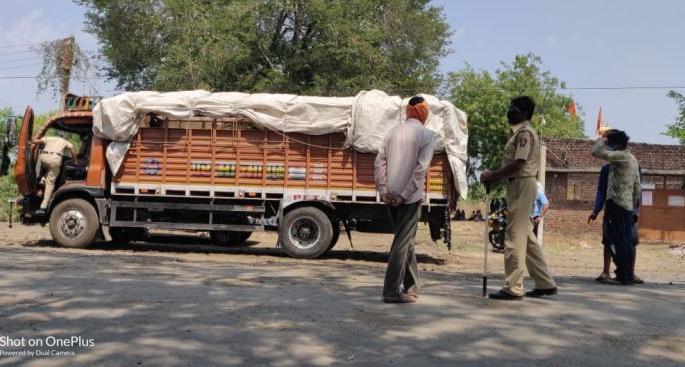 120 laborers from Gujarat cauthght at murtijapur | गुजरातमधून आलेले १२० मजूर पकडले; दोन ट्रकमध्ये कोंबून सुरू होता प्रवास 120 laborers from Gujarat cauthght at murtijapur | गुजरातमधून आलेले १२० मजूर पकडले; दोन ट्रकमध्ये कोंबून सुरू होता प्रवास