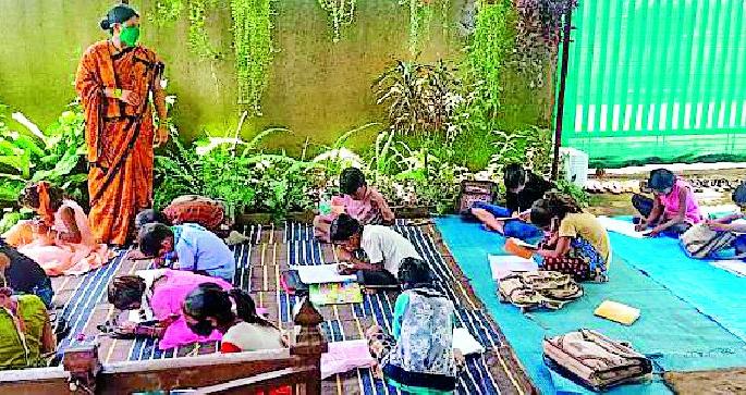 School closed in Chikhaldara; Start offline learning | चिखलदऱ्यात शाळा बंद; ऑफलाईन शिक्षण सुरू School closed in Chikhaldara; Start offline learning | चिखलदऱ्यात शाळा बंद; ऑफलाईन शिक्षण सुरू