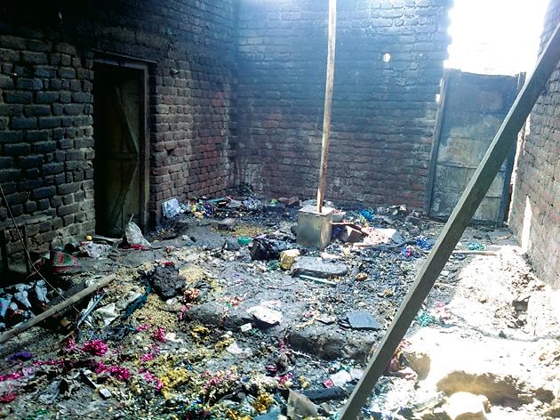 Shortcricket burnt the house | शॉर्टसर्किटने घर जळून खाक Shortcricket burnt the house | शॉर्टसर्किटने घर जळून खाक