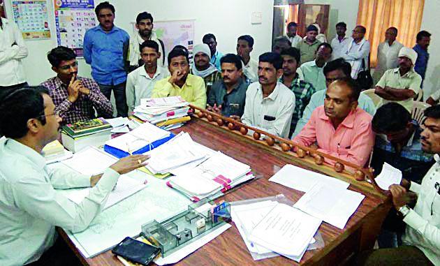 Compensate the moneylenders | बोंडअळीग्रस्तांना नुकसानभरपाई द्या