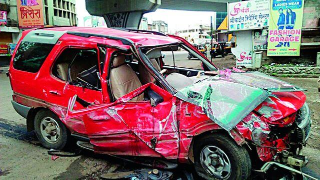 Car flown to Pillar; One killed, four injured | कार उड्डाणपुलाच्या पिलरला धडकली; एक ठार, चार जखमी