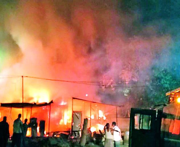 The six families opened fire | भीषण आगीत सहा कुटुंब उघड्यावर