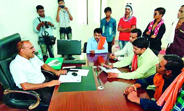 Youth Army's movement in the RTO office | युवा सेनेचे आरटीओ कार्यालयात आंदोलन Youth Army's movement in the RTO office | युवा सेनेचे आरटीओ कार्यालयात आंदोलन