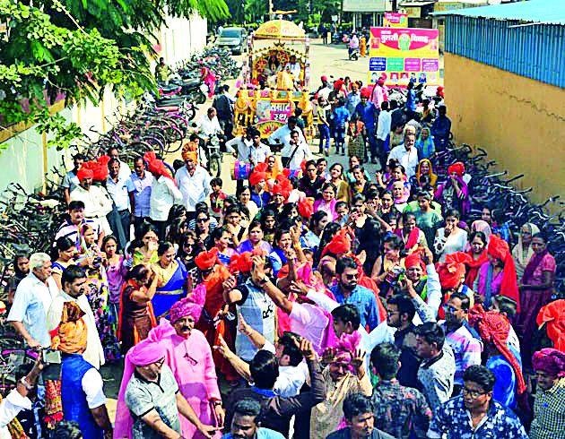 In Tulsi marriage at Rampuri camp | रामपुरी कॅम्प येथे तुळशी विवाह थाटात