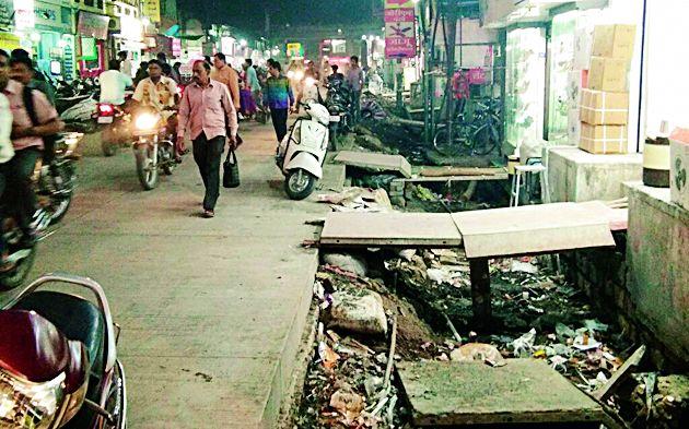 Business jam due to excavation | खोदकामामुळे व्यवसाय ठप्प Business jam due to excavation | खोदकामामुळे व्यवसाय ठप्प