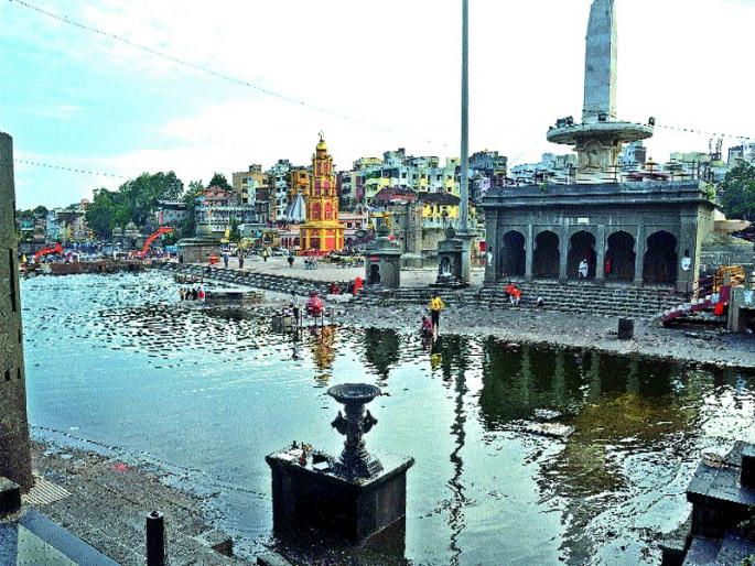 Warakaris celebrated Ashadhi at home | वारकऱ्यांची आषाढी झाली घरीच साजरी Warakaris celebrated Ashadhi at home | वारकऱ्यांची आषाढी झाली घरीच साजरी