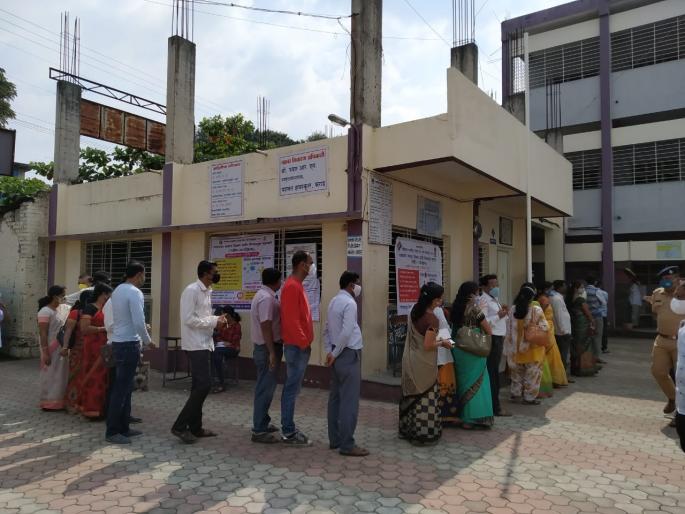 Graduate-Teacher Election: Voting by queuing in Karhada | पदवीधर-शिक्षक निवडणूक : कऱ्हाडात रांगा लावून मतदान Graduate-Teacher Election: Voting by queuing in Karhada | पदवीधर-शिक्षक निवडणूक : कऱ्हाडात रांगा लावून मतदान