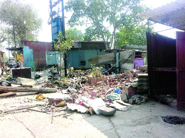 Destruction of encroachment campaign destroyed in Bhagur city | भगूर शहरात अतिक्रमण निर्मूलन मोहिमेत बांधकामे उद्ध्वस्त