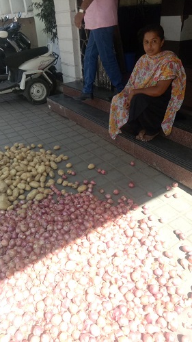 Sangli: Onion, potatoes, distributed by the seller's woman at the municipal door | सांगली : महापालिकेच्या दारात विक्रेत्या महिलेने टाकले कांदे, बटाटे