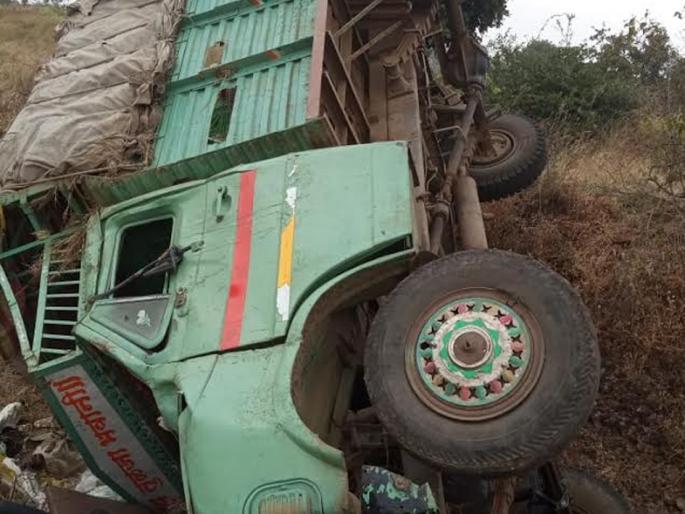 5 injured in reverse of market tempo | बाजारकरूंचा टेम्पो उलटून २३ जखमी 5 injured in reverse of market tempo | बाजारकरूंचा टेम्पो उलटून २३ जखमी