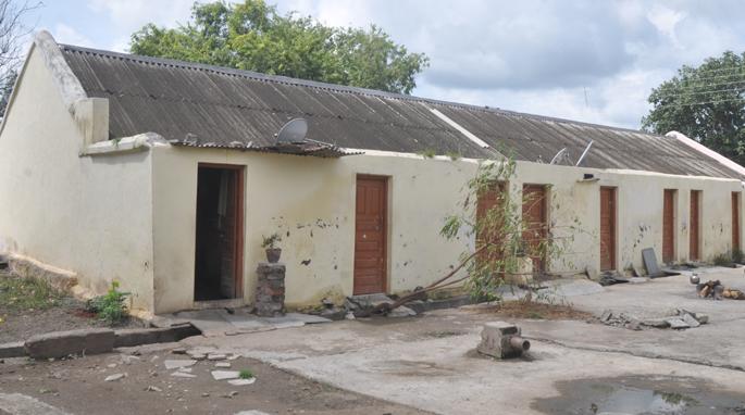 Beed has got the question of the police quarter! | बीडमध्ये पोलीस क्वॉर्टरचा प्रश्न रखडलेलाच !