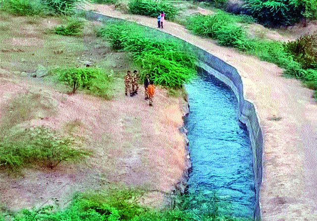 Recurring from the Bhojapur dam, left in the police station | पोलीस बंदोबस्तात सोडले भोजापूर धरणातून आवर्तन Recurring from the Bhojapur dam, left in the police station | पोलीस बंदोबस्तात सोडले भोजापूर धरणातून आवर्तन