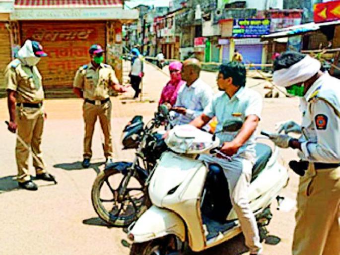 27 offenses including three home quarantines | तीन होम क्वारंटाईनसह २७ जणांवर गुन्हा 27 offenses including three home quarantines | तीन होम क्वारंटाईनसह २७ जणांवर गुन्हा