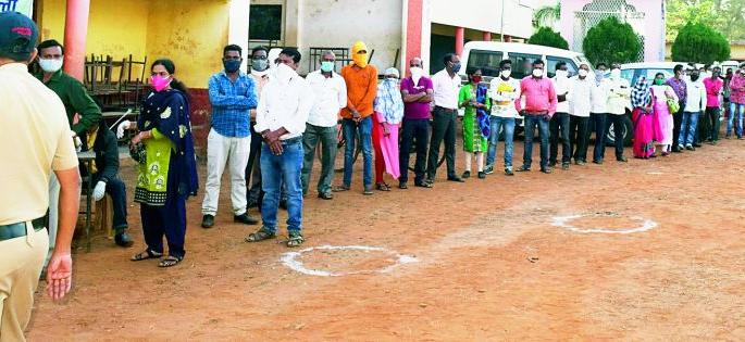 72.56 per cent turnout in the graduate constituency | पदवीधर मतदार संघात 72.56 टक्के मतदान 72.56 per cent turnout in the graduate constituency | पदवीधर मतदार संघात 72.56 टक्के मतदान