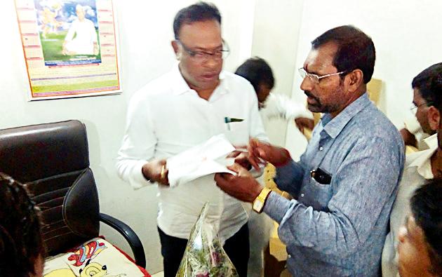 Demand for Thana Niharwani road | ठाणा निहारवानी रस्त्याची मागणी