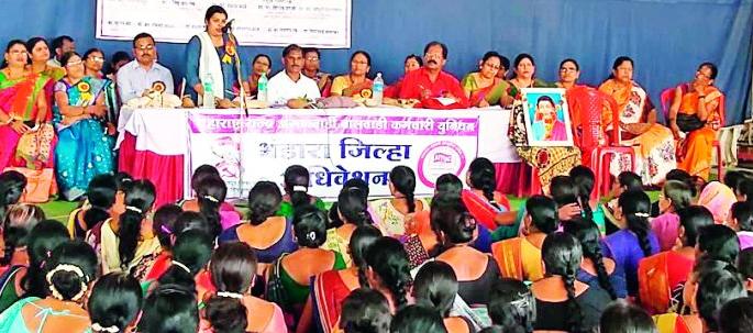 Let's discuss the demands of Anganwadi workers | अंगणवाडी कर्मचाऱ्यांच्या मागण्यांवर चर्चा करावी